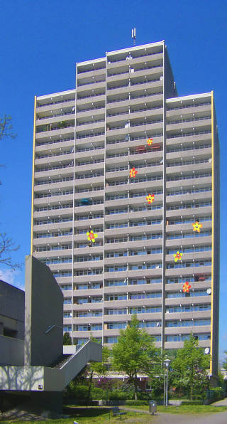 Hochhaus-Fassadengestaltung an der Florenzer Straße in Chorweiler