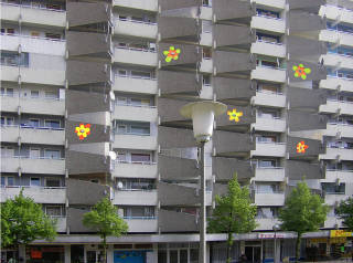 Hochhaus-Fassadengestaltung an der Lyoner Passage in Chorweiler